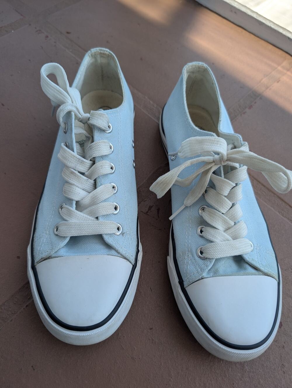 Unbranded Light Blue Converse-style sneakers W9